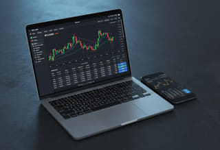 Para monitorear la actividad, revisa el historial de trading y la actividad de la cuenta