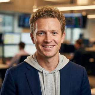 Ryan Brooks en imagen de perfil, quien figura como Analista Principal de Trading en Vértice Ahorravena